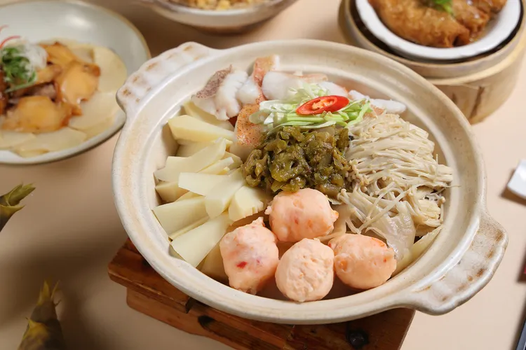 「鮮筍紅條酸菜鍋」以清脆鮮甜的綠竹筍結合在地紅條魚與酸菜，帶來酸香平衡的夏日鍋品。台北老爺酒店提供