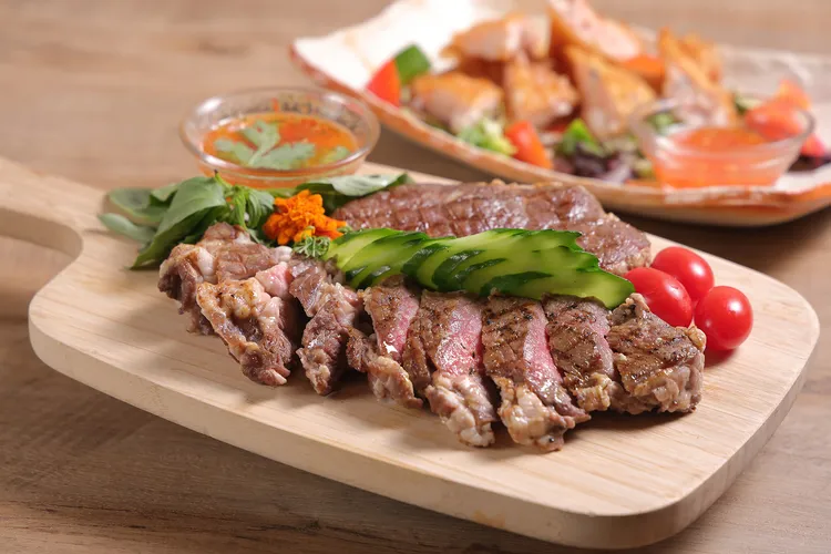 「泰北香烤牛肉」選用沙朗牛肉以泰式香料醃製，沾上特製酸辣醬讓人回味無窮。台北老爺酒店提供