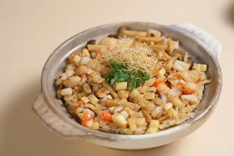 結合傳統米食文化與清爽健康概念，「什菌鮮筍炊飯」以每日現採鮮筍搭配搭配海鮮配料慢火炊煮，米粒飽滿入味。台北老爺酒店提供