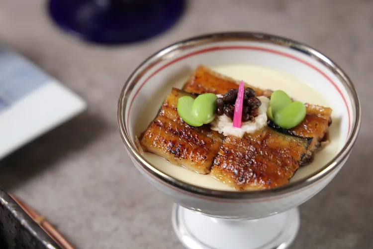 「鰻魚蒸蛋 佐有馬山椒」在溫潤滑順中添上一抹鮮明口感，展現層次豐富的和風滋味。台北老爺酒店提供