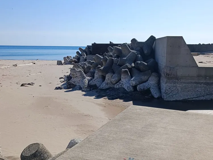 能登半島海域在震後發生明顯變化，於原有的防坡堤外多出大片沙地。翻攝自「魚漿夫婦」臉書