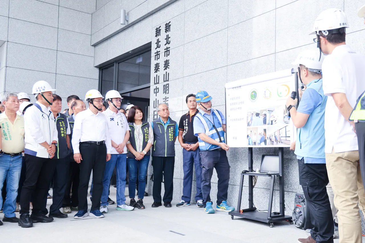 泰山青社宅預計今年底完工,侯友宜視察進度,表示可望明年上半年招租210戶。新聞局提供