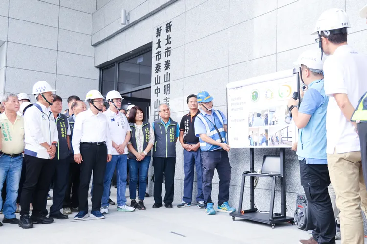 泰山青社宅預計今年底完工，侯友宜視察進度，表示可望明年上半年招租210戶。新聞局提供