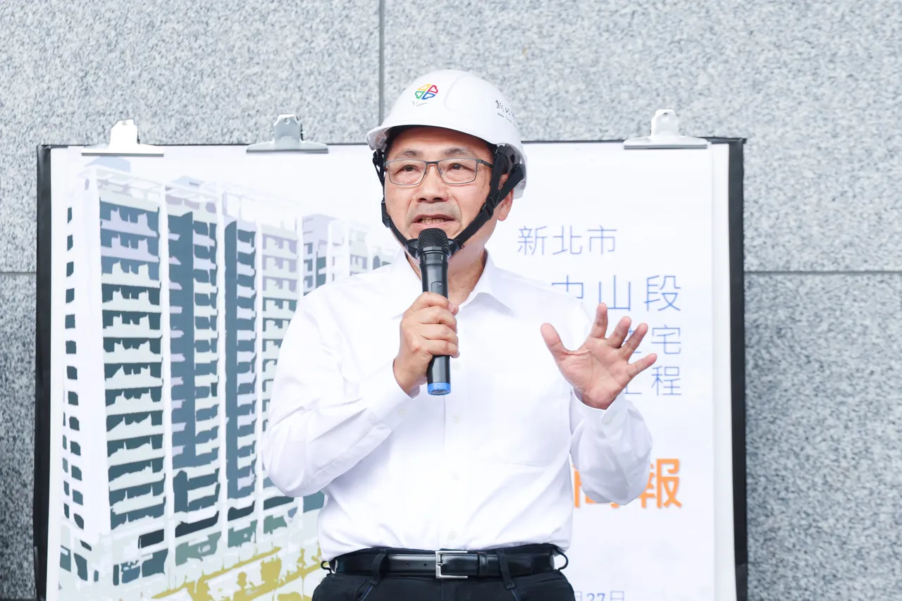 侯友宜表示泰山社宅不只是蓋房子,更是建構完整社區生活的起點,讓市民能安心成家。新聞局提供