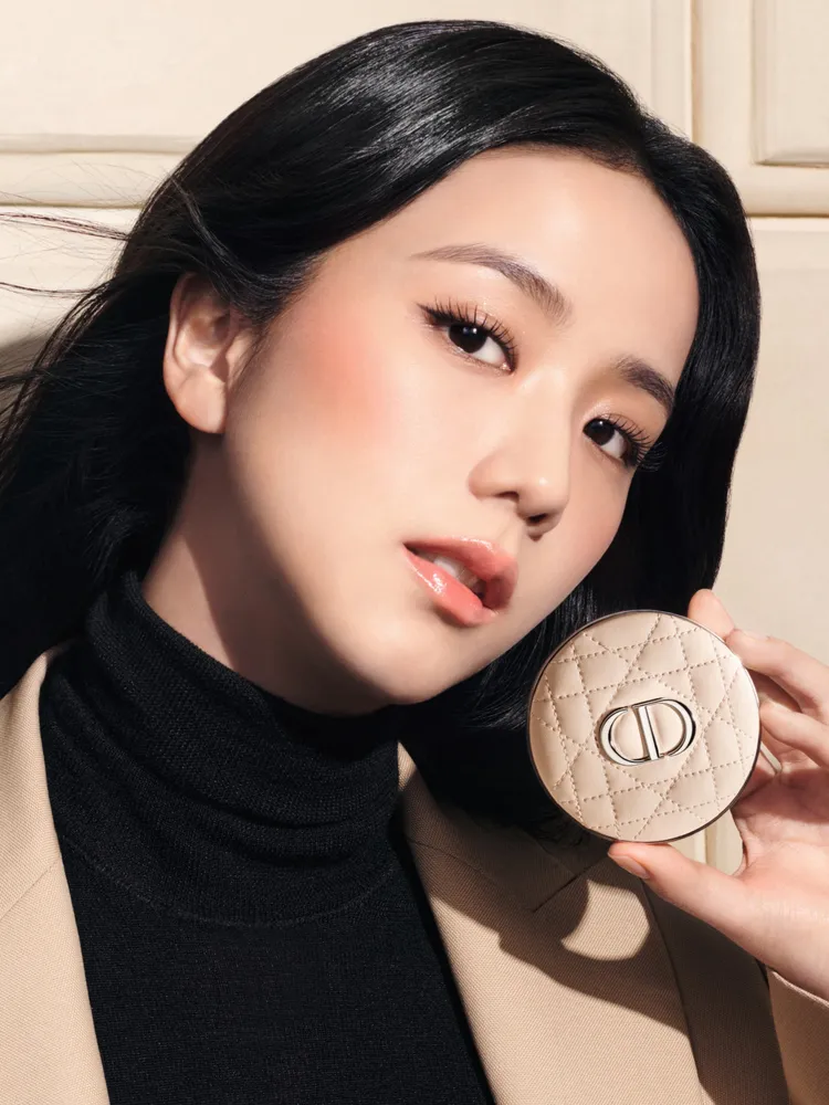 Jisoo使用Dior超完美柔霧/柔光蜜粉餅。品牌提供