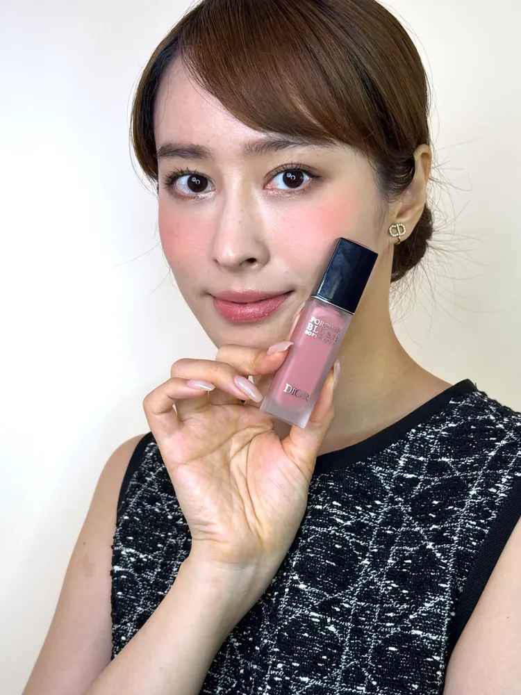 Model示範Dior超完美微醺腮紅露#01。張家玲攝