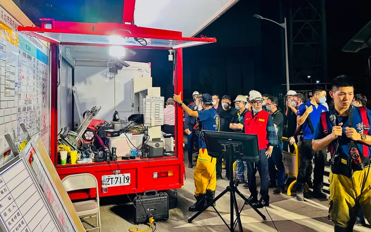 陳其邁災後連續兩日親赴現場督導指揮。翻攝畫面