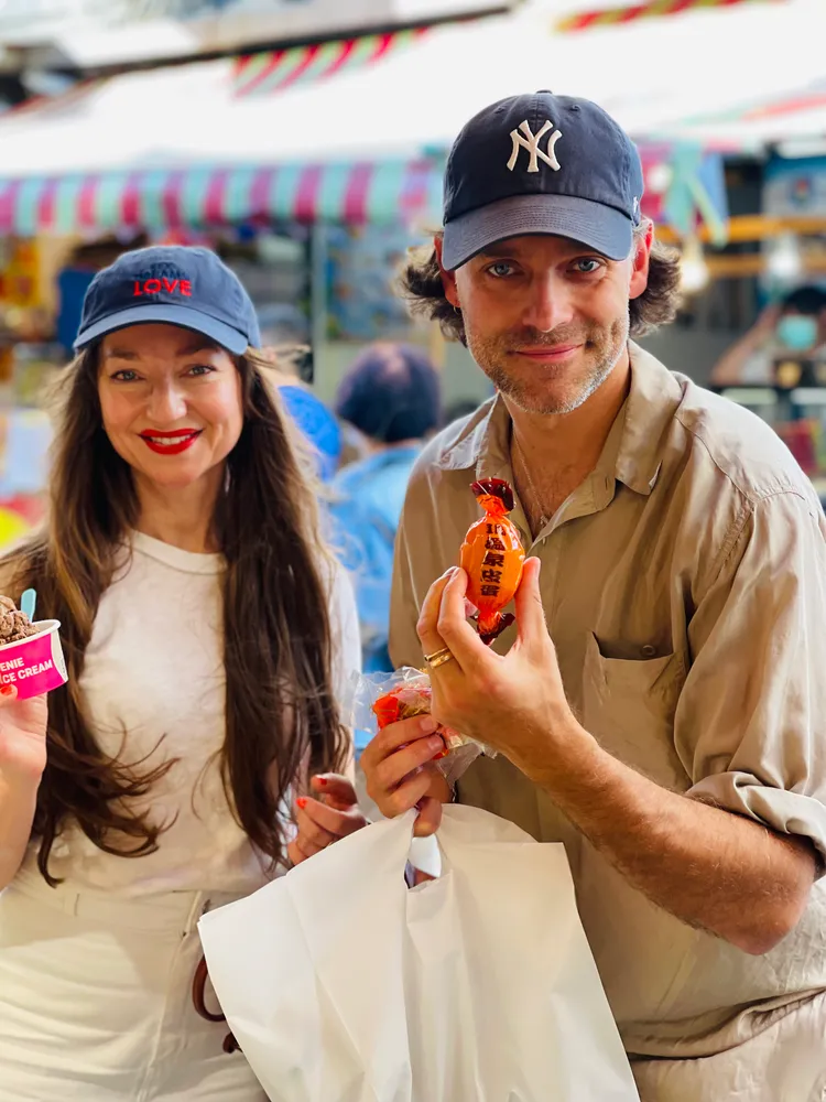 塔優（右）好奇買了皮蛋來吃，安德莉雅則表示冰淇淋超好吃。海鵬影業提供