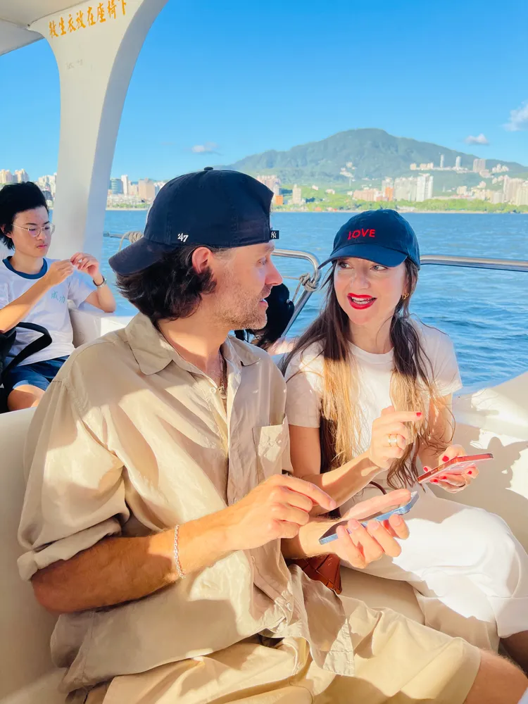 兩人在渡輪上作勢拿出手機滑交友軟體。海鵬影業提供