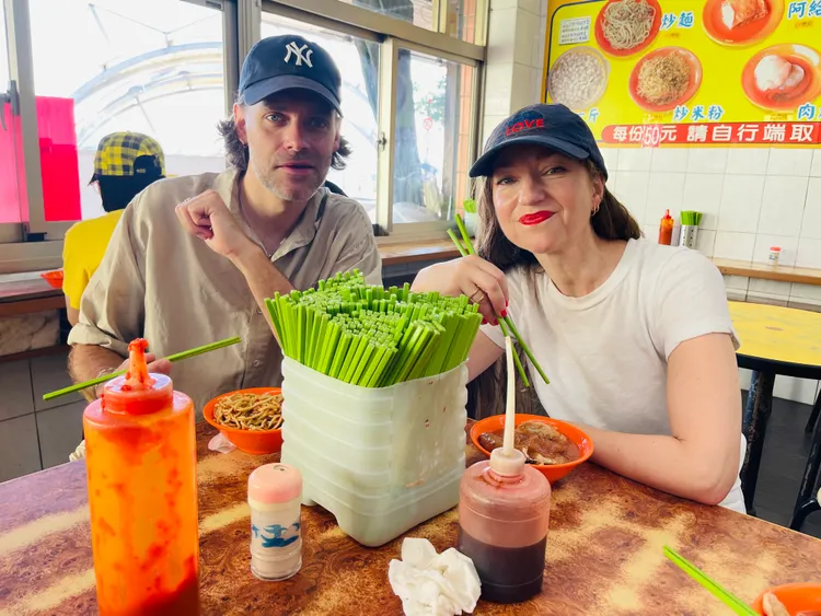 他們好奇嘗試淡水的阿給等小吃。海鵬影業提供