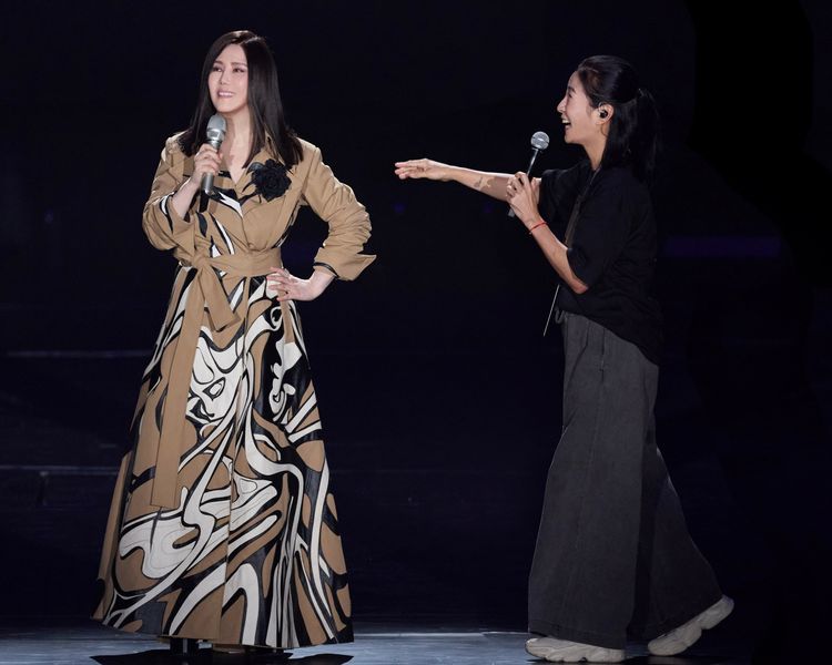 江蕙唱到一半⋯大咖凍齡女神喬裝工作人員　上台突襲攬牢牢