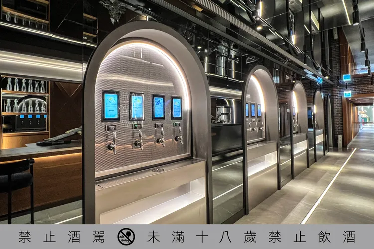金色三麥酒窖店的百萬智慧酒牆，只需要透過Cheer Pass儲值卡輕鬆一嗶，即可自由取用、隨心混搭。品牌提供