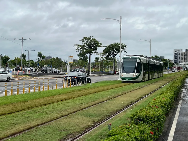 高雄輕軌7日早上進行全線颱風後巡檢，暫訂下午14:00復駛。翻攝畫面