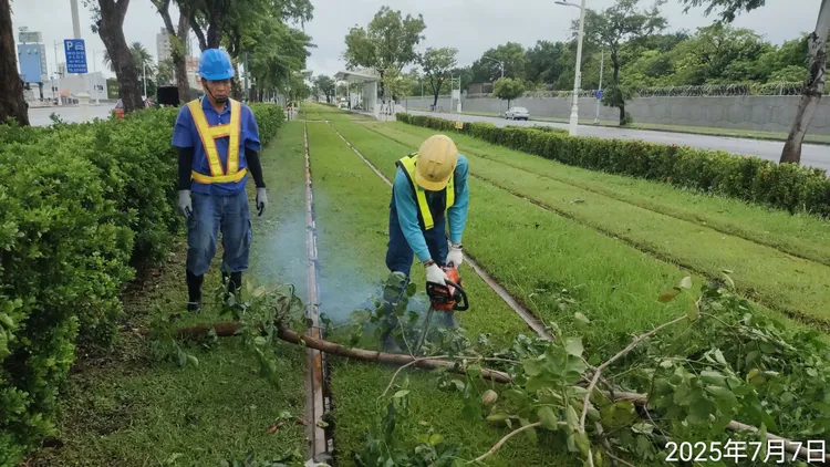 高雄輕軌7日早上進行全線颱風後巡檢，暫訂下午14:00復駛。翻攝畫面