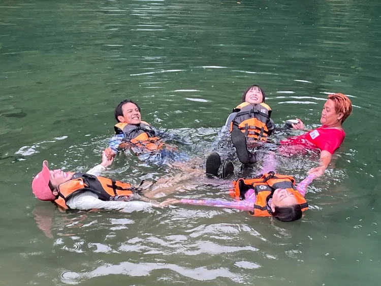 藝人溪裡玩水。民視提供