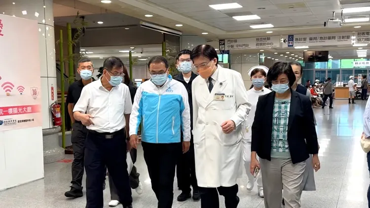 昨天新店救溺船艇翻覆造成1死2傷，其中張姓警消與曹姓義消都還在醫院搶救。市府提供