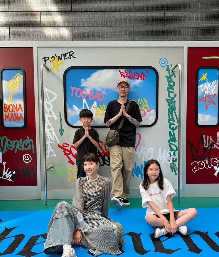 翁馨儀與老公張少懷一家四口開心合影。翻攝翁馨儀IG