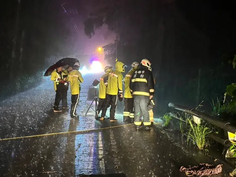台20线81.1公里路基流失,造成车辆坠谷,警消搜救一车5人。翻摄画面