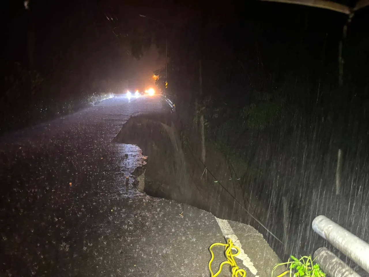 台20线81.1公里路基流失,造成车辆坠谷,警消搜救一车5人。翻摄画面