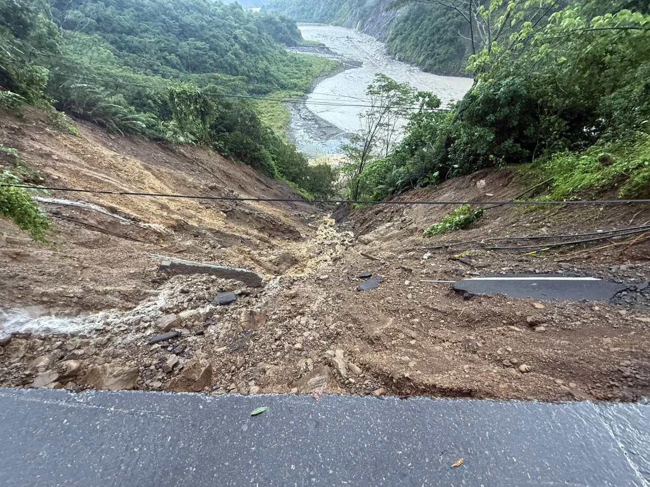 台20线81.1公里路基流失,造成车辆坠谷,警消搜救一车5人。翻摄画面
