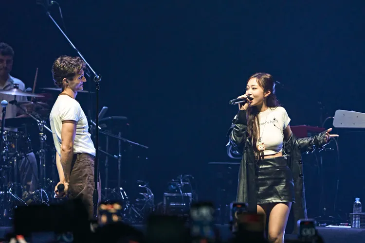 亨利莫迪（左）與安吉合唱《pick up the phone》。索尼音樂提供