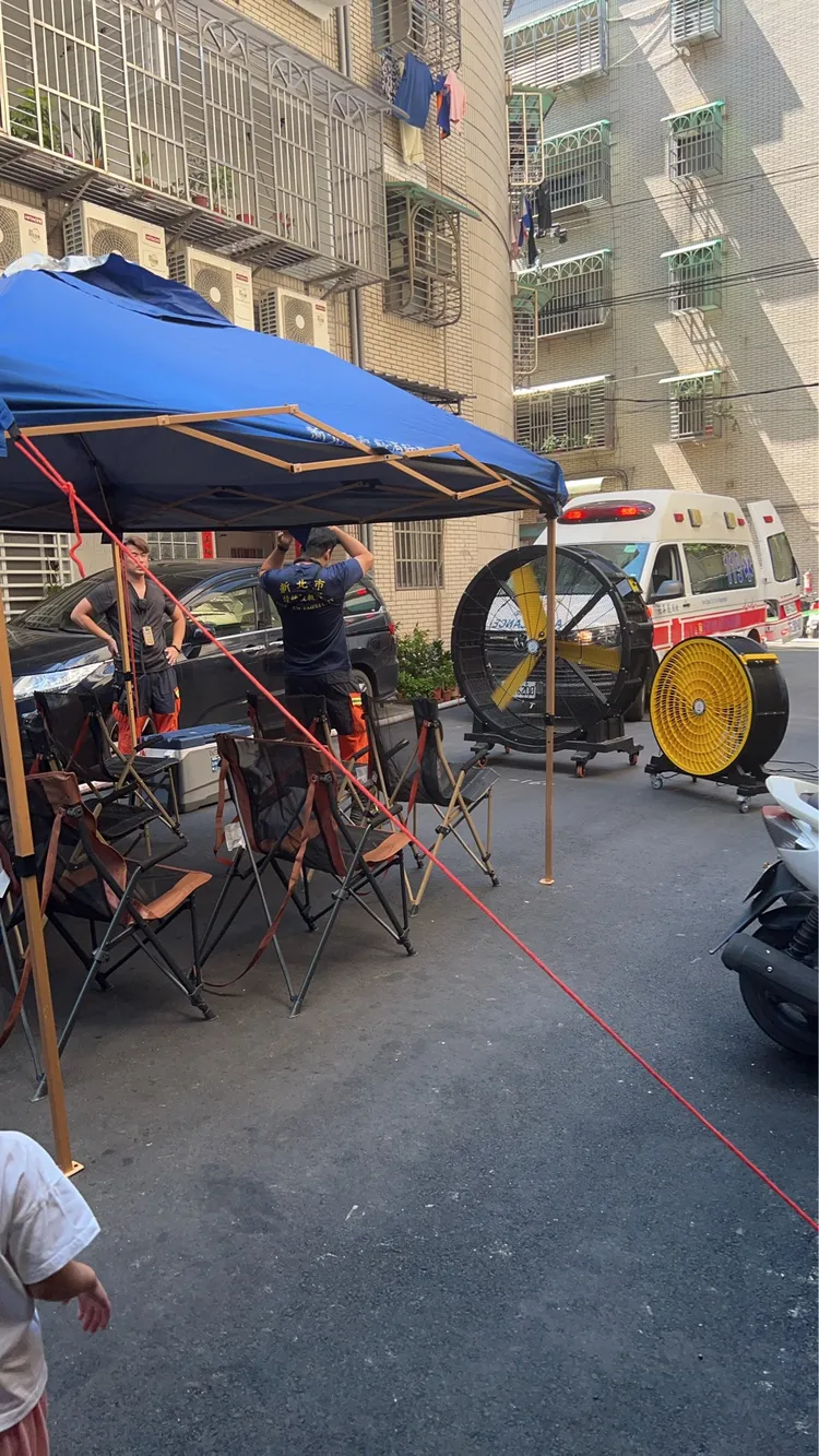 警消到場排煙，救護車也在旁警戒。翻攝自社群/五股241巷美食