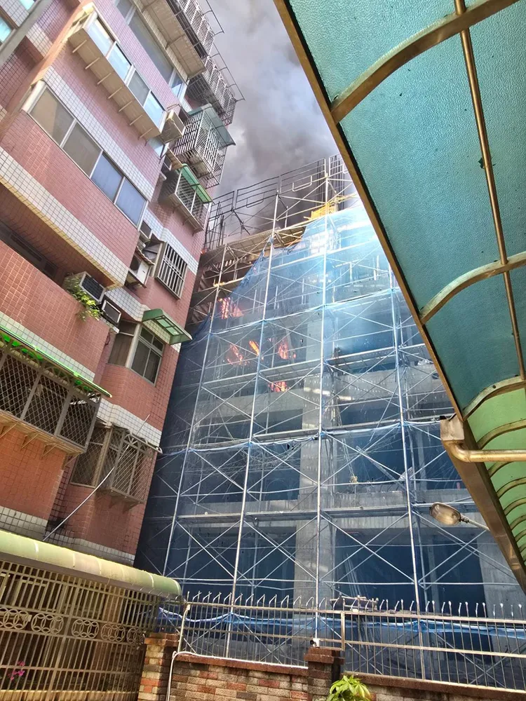 現場囤放在6樓的板模起火。翻攝自社群/五股241巷美食