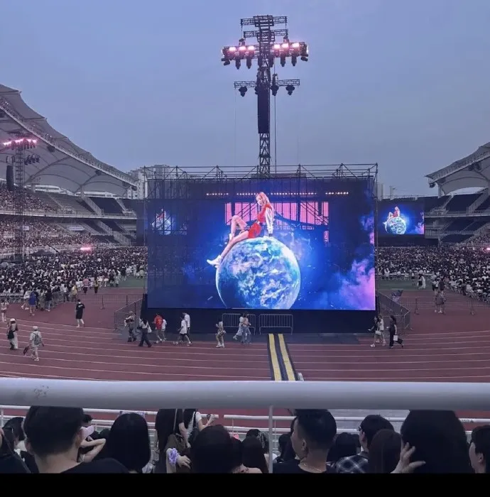 BLACKPINK演唱會N3區的觀眾，完全看不到舞台，也看不到偶像，只能看大螢幕。翻攝奮鬥在韓國微博