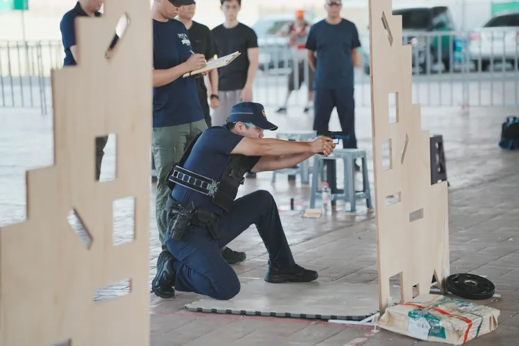 情境模擬挑戰過程中員警在操作大量體能活動後，利用九洞板不同的射擊角度，模擬執行中運用各種掩體進行射擊。警方提供