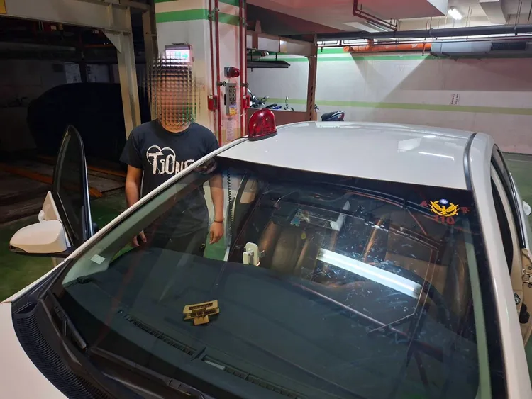 陳男在私車上裝設警鳴器。警方提供