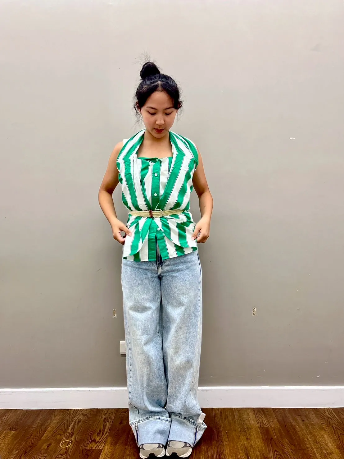 Gap店员将长袖衬衫变化为绕颈元素,打造美式休闲感穿搭。品牌提供