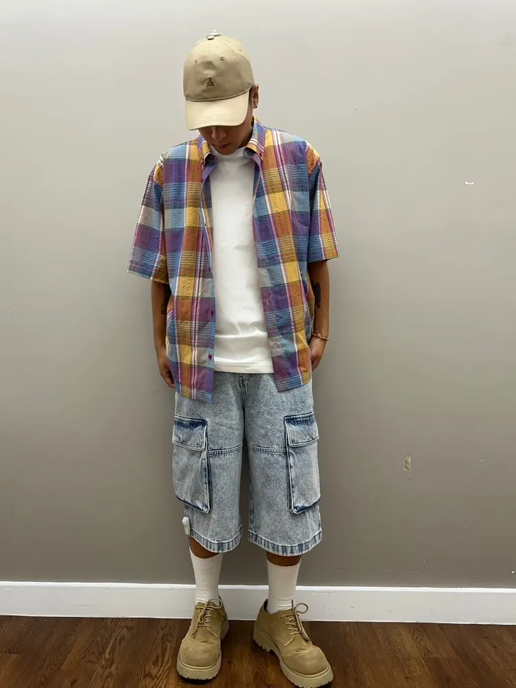 個性格紋襯衫與牛仔工裝八分褲的搭配，輕鬆穿出美式休閒穿搭。品牌提供