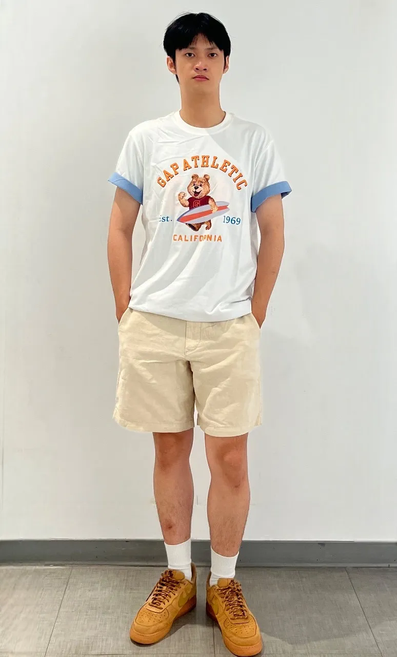 将两件短T蓝白叠穿配上亚麻短裤,就是清爽的夏日造型。品牌提供