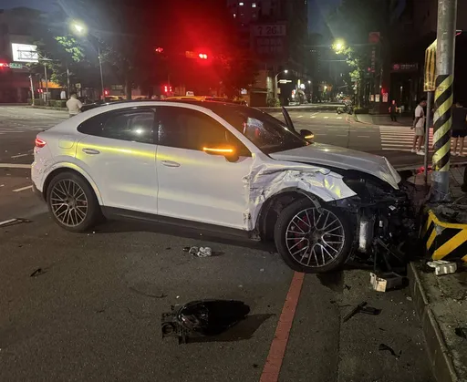 酒店喝完就撞车!台中25岁男酒驾开保时捷 闯红灯撞小黄酿2伤