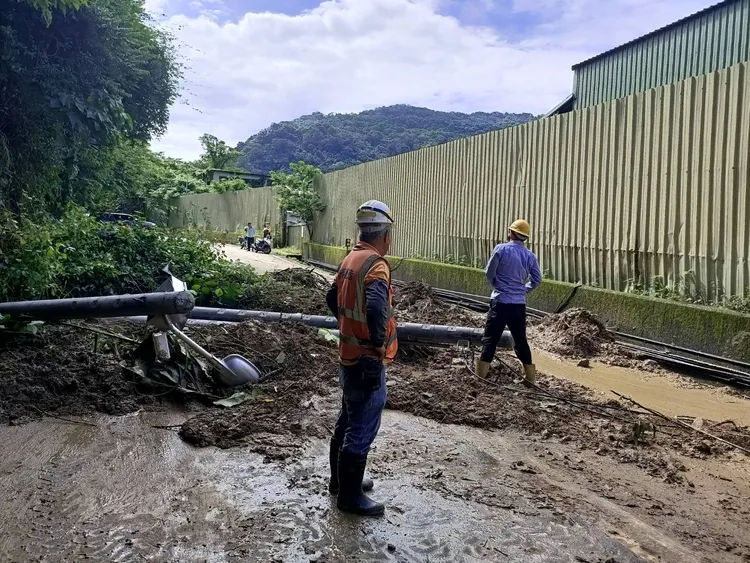 公路局及台電人員到場搶修。民眾提供
