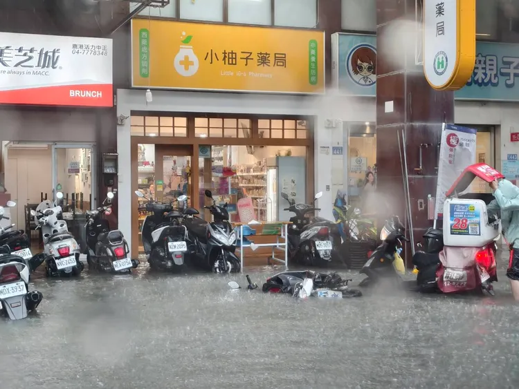 鹿港鎮淹水嚴重。翻攝臉書