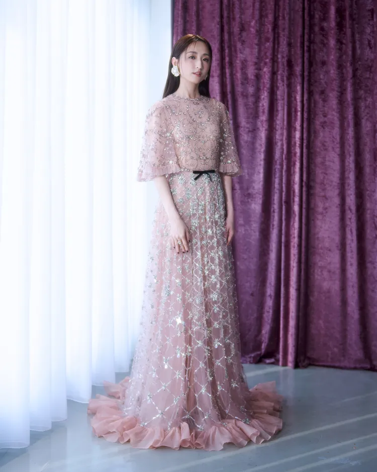 柯佳嬿穿著Valentino 2025早秋系列的粉紅薄紗禮服。品牌提供