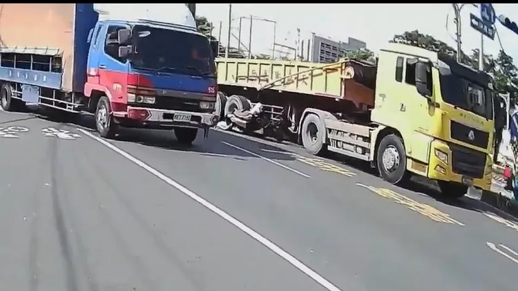 女子後仰倒地差點就捲入輪下，驚險一瞬間被行車紀錄器拍下。取自「Wowtchout -地圖型行車紀錄器分享平台」