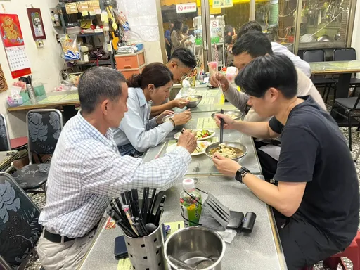 一群台電員工深夜才吃飯 暖心人掏錢請客!網見1事卻哭了