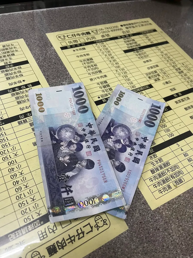 民眾留下兩千元想請台電員工吃飯。翻攝《學甲之美》臉書