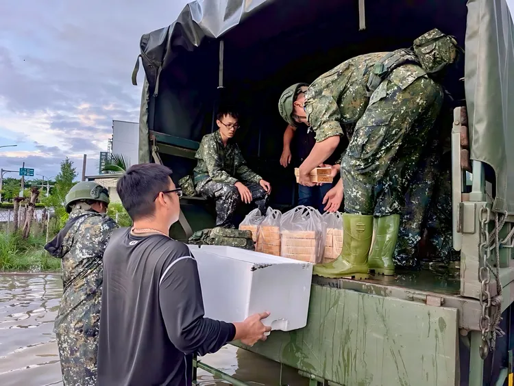 軍方出動軍卡協助運補物資到災區。第五作戰區提供
