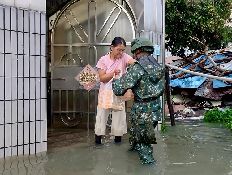 災民拿到熱騰騰的終於露出笑容。民眾提供