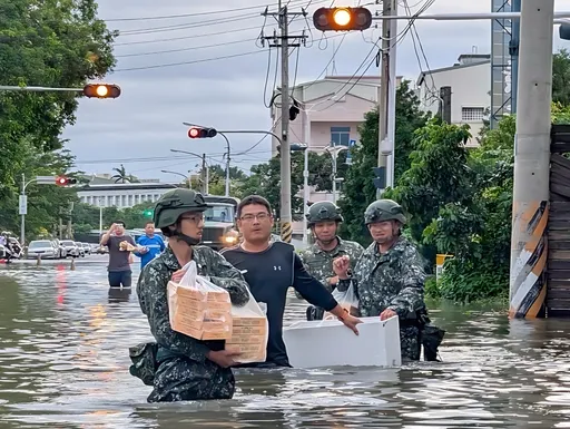 國軍第5作戰區支援嘉義救災 水深及腰送便當!災民終於笑了