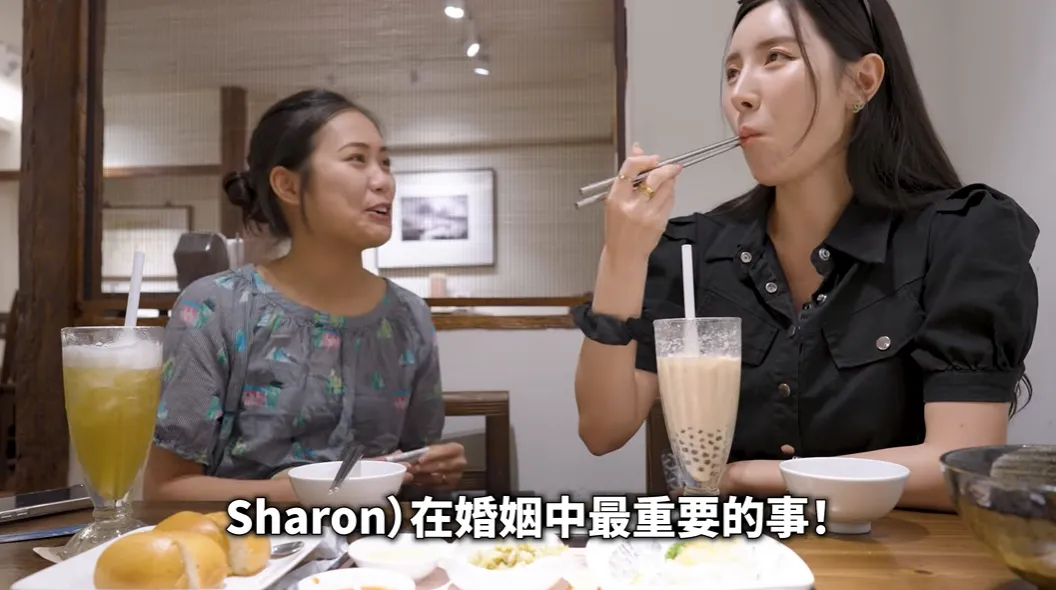 Sharon问「曾结过婚」的南珉贞结婚建议。翻摄《남민정 南珉贞》YouTube