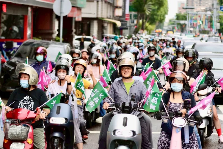 許多公民團體、支持者也騎機車響應。罷團提供