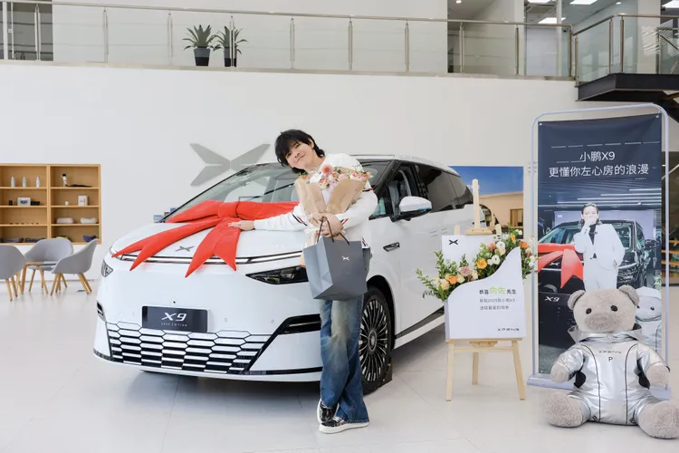 向佐下訂第4輛小鵬X9。翻攝托馬斯電火車微博