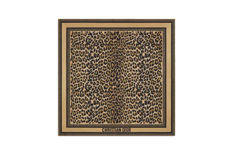 Diortwin Mizza豹紋90方巾，2萬500元。品牌提供