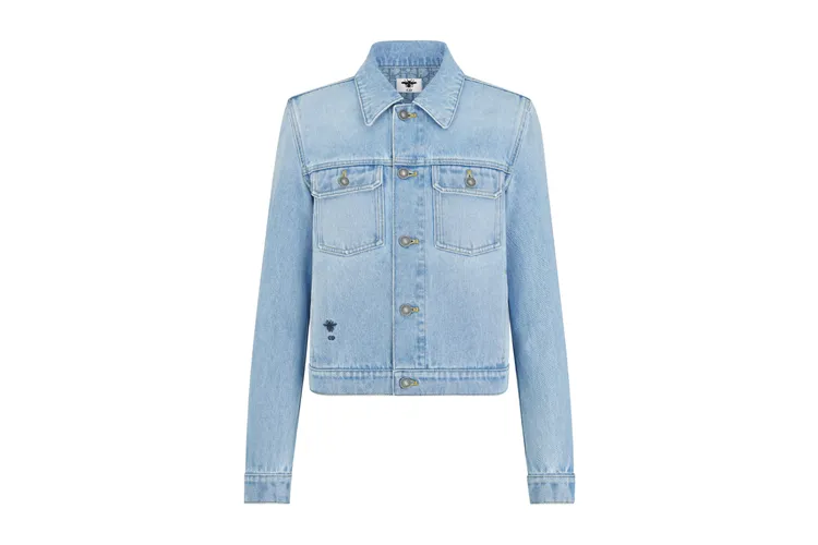 Dioriviera淺藍色石洗Oblique喇叭丹寧外套，8萬9000元。品牌提供