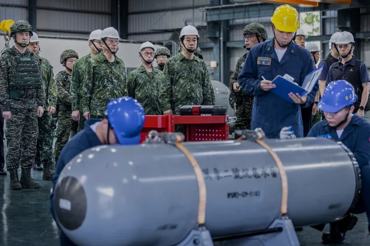 賴總統14日在高雄平海營區視察，了解各萬象二型水雷的作業情形。美聯社