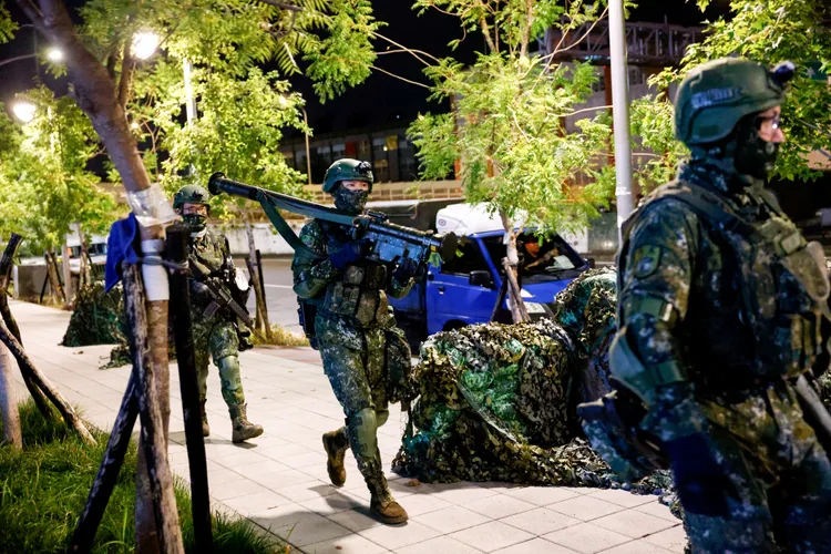 15日在台北的漢光演習中，一名軍人手持刺針飛彈。路透社